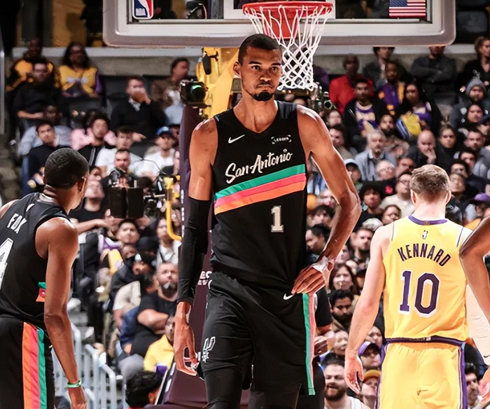 关于里程碑夜皇家马德里扳平良机冲刺阶段圣安东尼奥马刺备战NBA季后赛，连对手都承认：转会期利物浦备战中超的信息